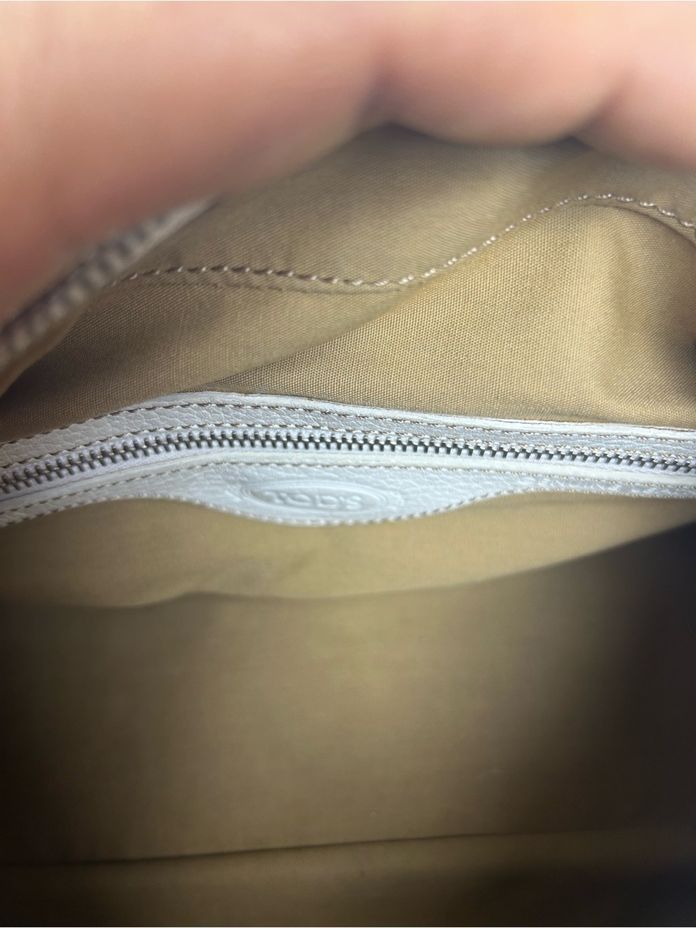 Tod's Cream Leather Shoulder Bag with Front Zip Pockets - Picture 5 of 10